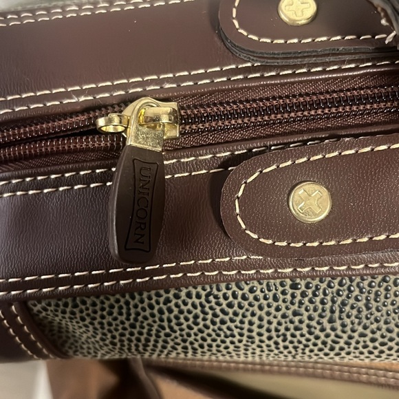 Unicorn London brown and green travel bag with gold hardware - Picture 7 of 8